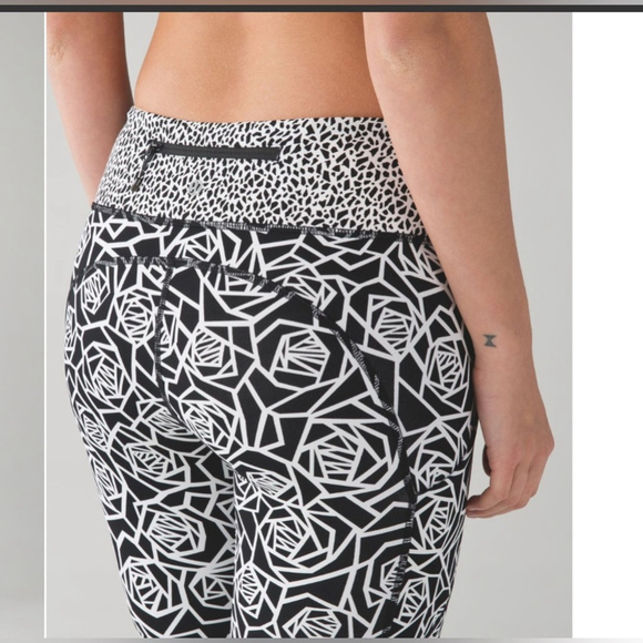 Lululemon RARE Speed Tight IV
Posey White Black / White / Miss Mosaic White - Picture 4 of 8